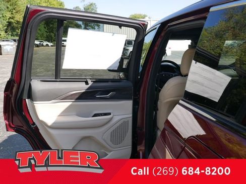 New 2025 Jeep Grand Cherokee Limited w/ Luxury Tech Group II AWD/4WD image 19