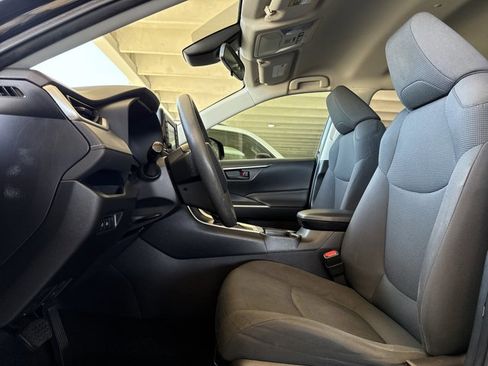Used 2019 Toyota RAV4 LE image 9