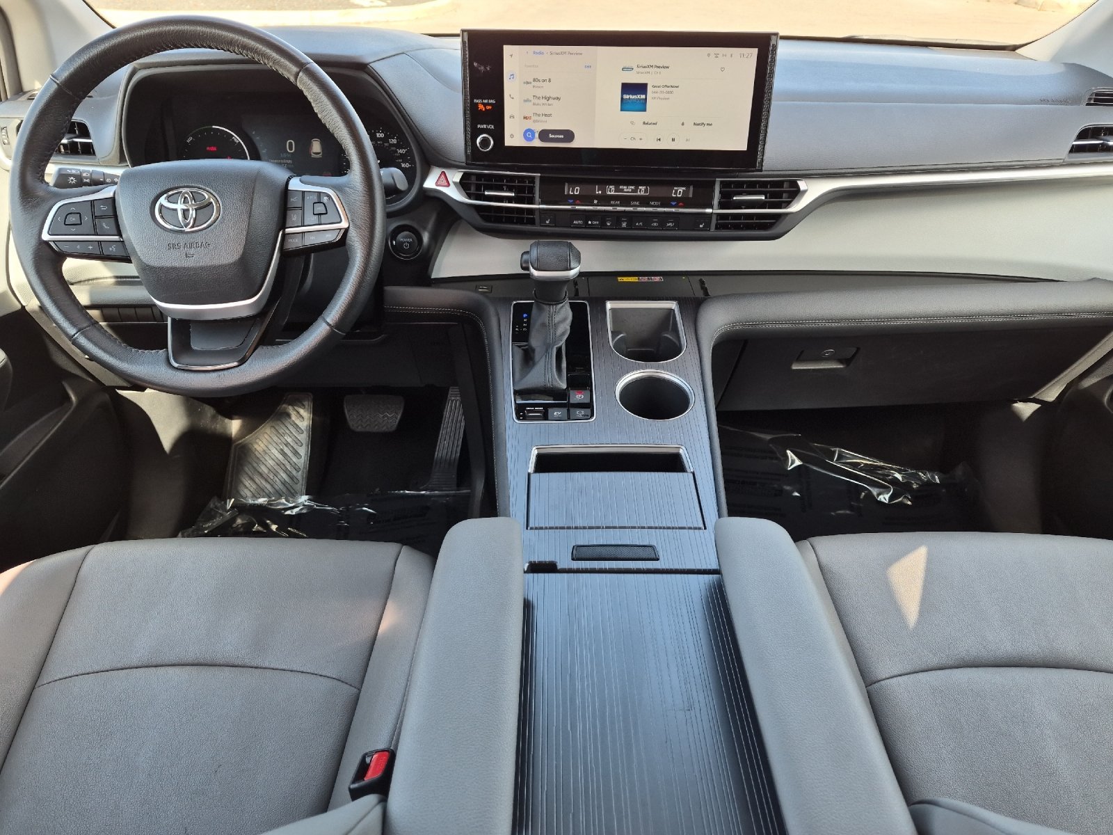 Used 2025 Toyota Sienna XLE FWD image 12
