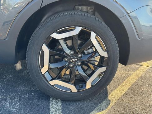 Used 2024 Kia Telluride EX w/ EX Captain's Chair Package image 7