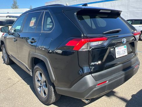 Used 2022 Toyota RAV4 LE AWD/4WD image 6
