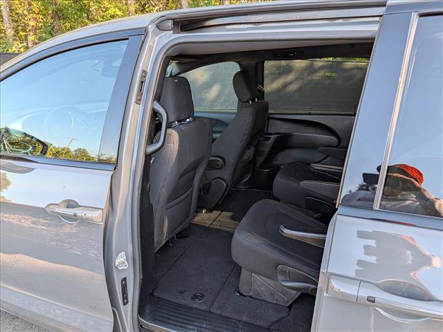 Used 2020 Chrysler Pacifica Touring w/ S Appearance Package FWD image 28