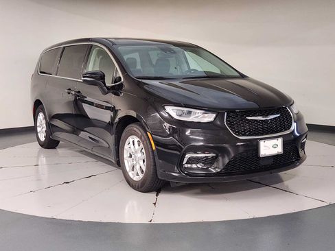 Used 2023 Chrysler Pacifica Touring-L FWD image 7