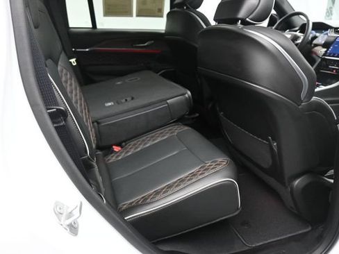 Used 2025 Jeep Grand Cherokee Summit AWD/4WD image 25