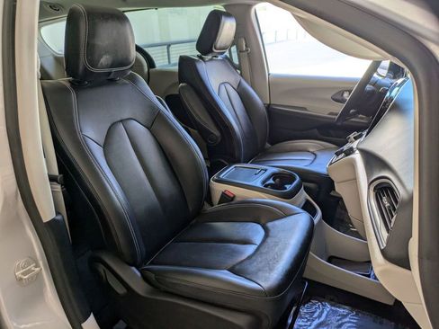 Used 2024 Chrysler Pacifica Touring-L image 28