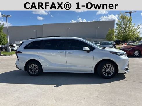 Used 2025 Toyota Sienna XLE image 2