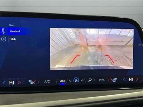 Used 2025 Chevrolet Traverse LT image 17