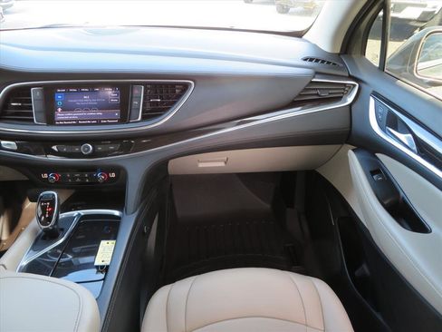 Used 2020 Buick Enclave Essence image 13
