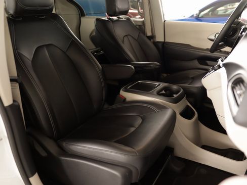 Used 2024 Chrysler Pacifica Touring-L image 29