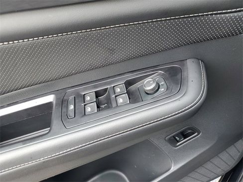 Certified 2025 Volkswagen Atlas Cross Sport SE w/ Panoramic Sunroof Package image 30