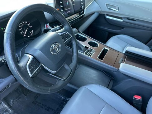 Used 2022 Toyota Sienna XLE image 12