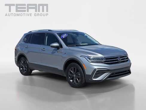 Used 2024 Volkswagen Tiguan SE FWD image 1