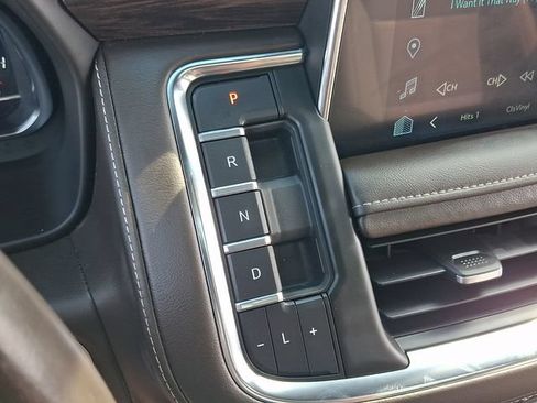 Used 2022 Chevrolet Suburban LT w/ Luxury Package AWD/4WD image 15