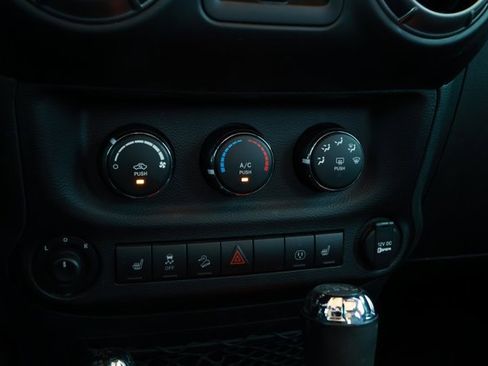 Used 2018 Jeep Wrangler Unlimited Sahara image 16