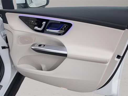 Used 2025 Mercedes-Benz GLC 350e 4MATIC image 35