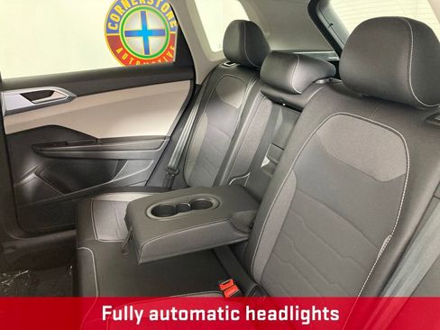Used 2025 Volkswagen Taos SE AWD/4WD image 19