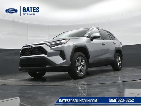 Used 2025 Toyota RAV4 XLE AWD/4WD image 40