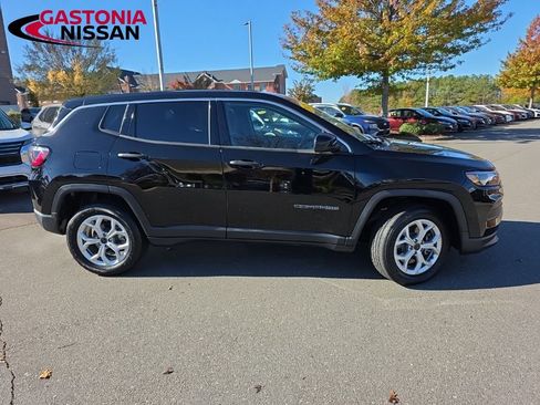 Used 2025 Jeep Compass Sport image 9