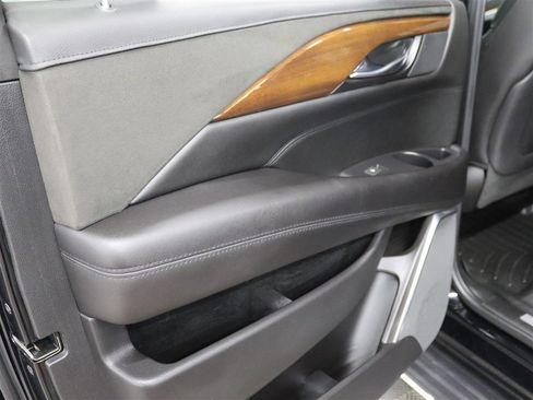 Used 2019 Cadillac Escalade ESV 4WD image 19