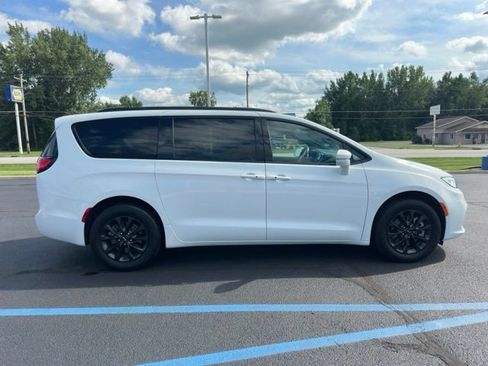 Used 2022 Chrysler Pacifica Touring-L w/ S Appearance Package AWD/4WD image 5
