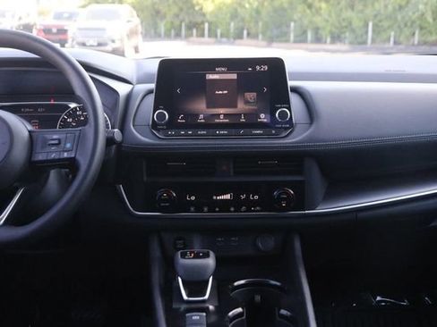 Used 2024 Nissan Rogue SV FWD image 24