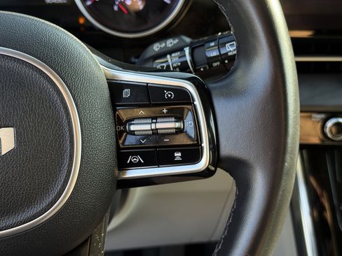 Used 2022 Kia Carnival EX image 19