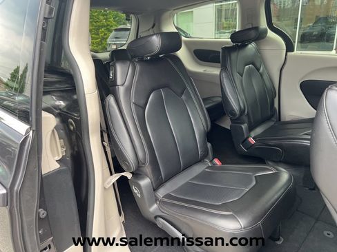 Used 2023 Chrysler Pacifica Touring-L FWD image 20