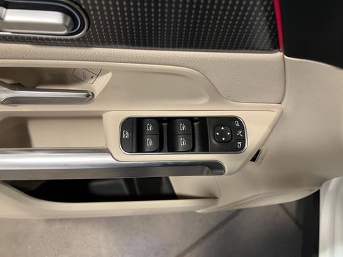 Used 2023 Mercedes-Benz EQB 300 4MATIC image 26