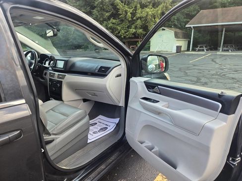 Used 2011 Volkswagen Routan SEL image 24