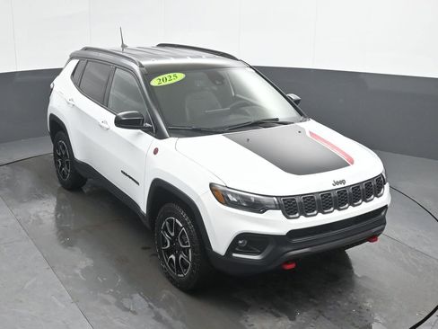 Used 2025 Jeep Compass Trailhawk image 37