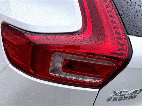 Certified 2025 Volvo XC40 B5 Plus AWD/4WD image 42