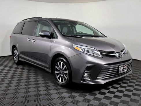 Used 2018 Toyota Sienna Limited image 6