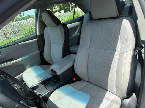 Used 2017 Toyota Camry SE w/ Moonroof Package FWD image 9