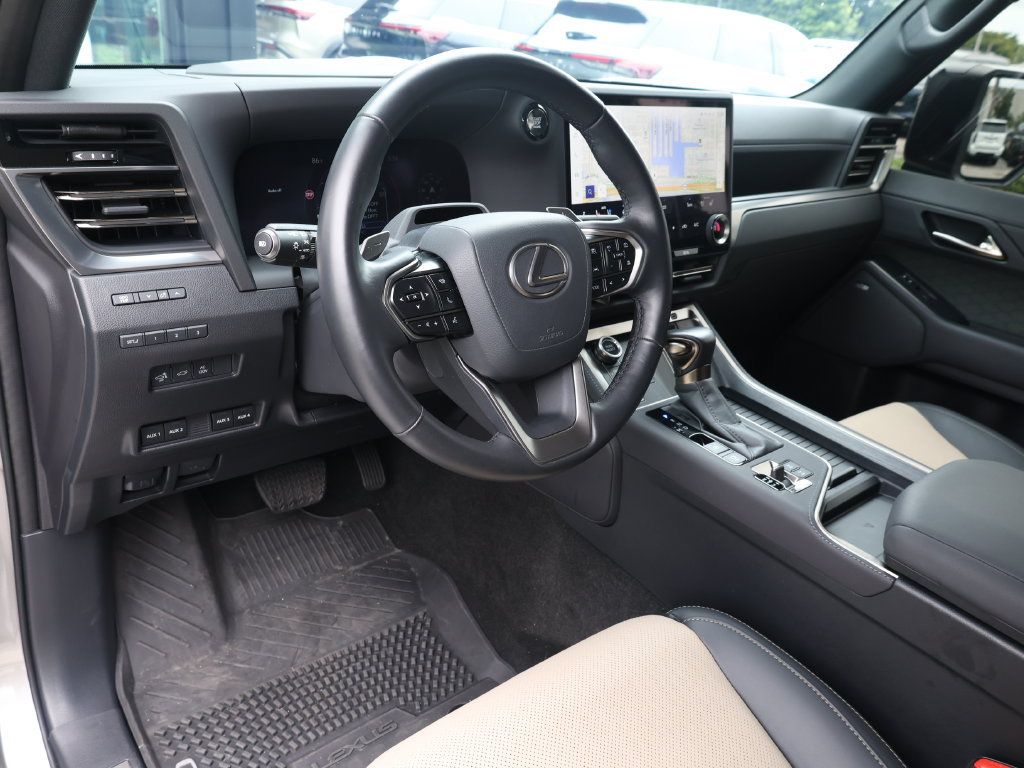 Used 2025 Lexus GX 550 AWD/4WD image 15