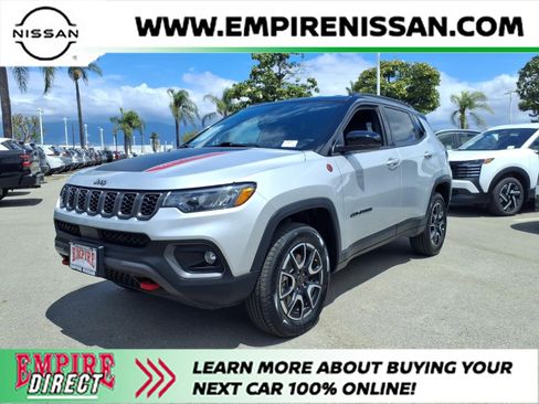 Used 2025 Jeep Compass Trailhawk AWD/4WD image 1