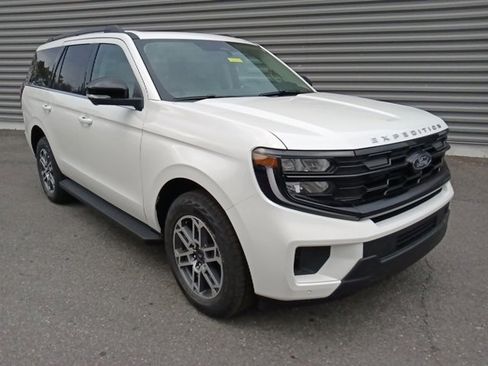 New 2025 Ford Expedition Active image 1