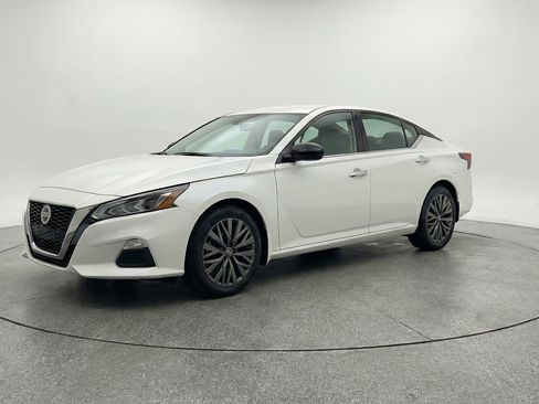 Used 2025 Nissan Altima 2.5 SV FWD image 3
