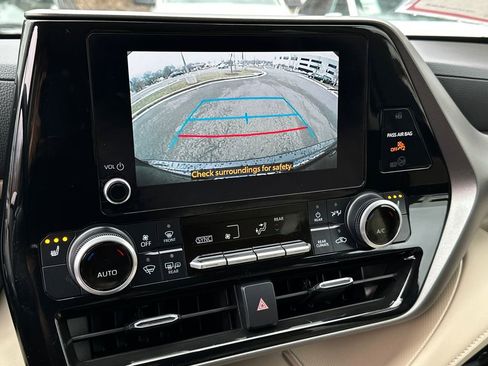 Certified 2024 Toyota Highlander XLE image 32