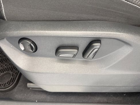 Used 2025 Volkswagen Atlas Cross Sport SE image 9