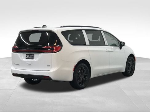 New 2026 Chrysler Pacifica Select image 8