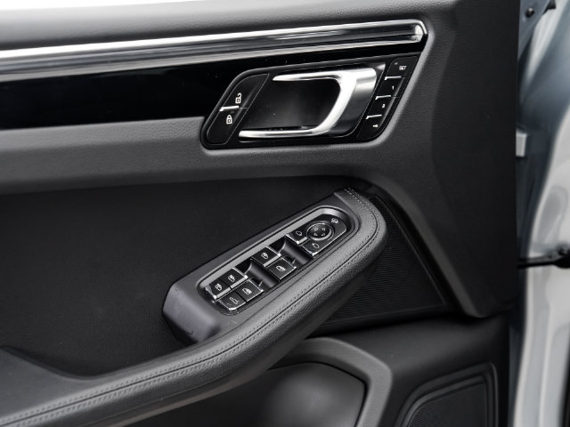 Certified 2026 Porsche Macan AWD/4WD image 8
