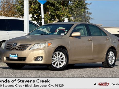 Used 2010 Toyota Camry XLE image 1