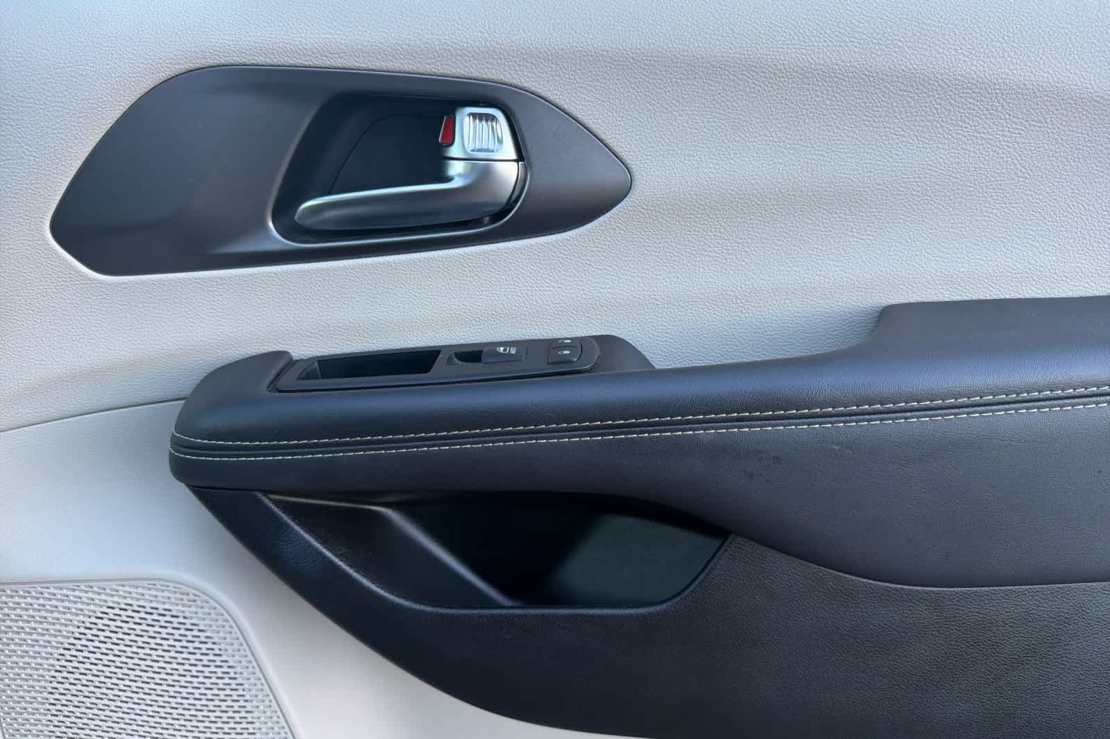 Used 2024 Chrysler Pacifica Touring-L FWD image 19