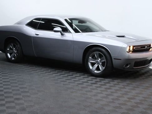 Used 2016 Dodge Challenger SXT image 3