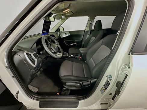 Used 2025 Kia Soul LX w/ LX Technology Package FWD image 26