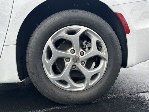 Used 2024 Chrysler Pacifica Limited image 33