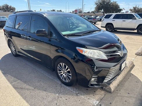 Used 2020 Toyota Sienna XLE Premium image 2