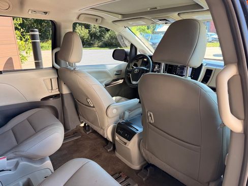 Used 2018 Toyota Sienna XLE w/ XLE Navigation Package FWD image 15