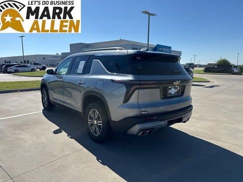 Used 2025 Chevrolet Traverse LT AWD/4WD image 4