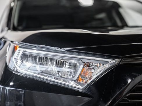 Used 2020 Toyota RAV4 XLE Premium image 12